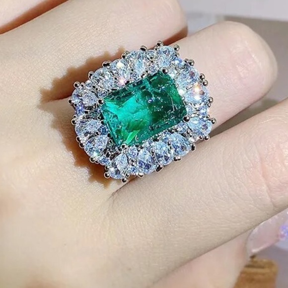 Green Pariba Statement Ring - Picture 4 of 8